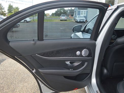Used 2018 Mercedes-Benz E 300 4MATIC image 23