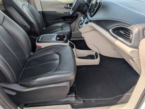 Used 2024 Chrysler Pacifica Limited FWD image 28