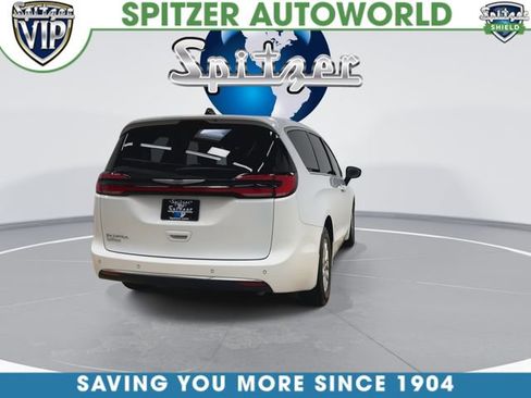 Used 2023 Chrysler Pacifica Touring-L image 10