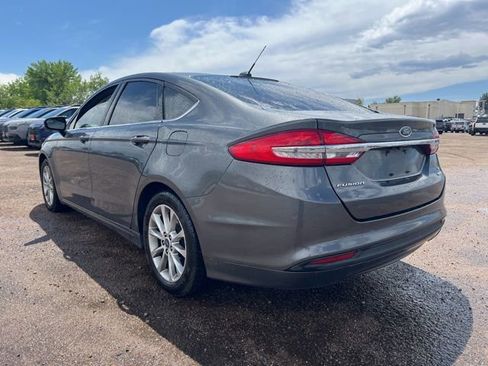Used 2017 Ford Fusion SE FWD image 3