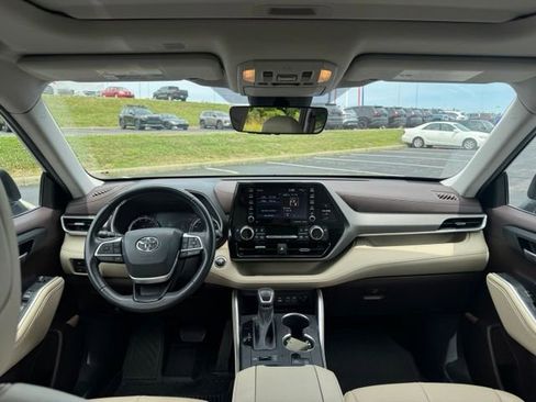 Used 2022 Toyota Highlander XLE AWD/4WD image 18
