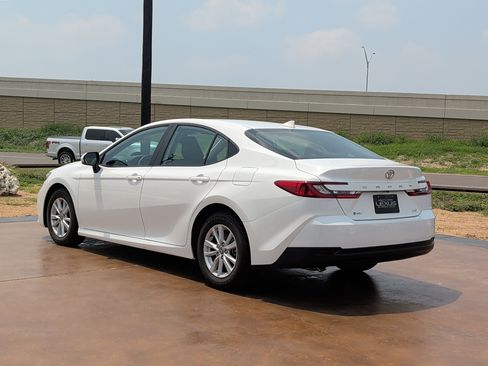 Used 2025 Toyota Camry LE FWD image 4