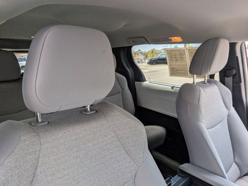 Used 2025 Toyota Sienna LE FWD image 3