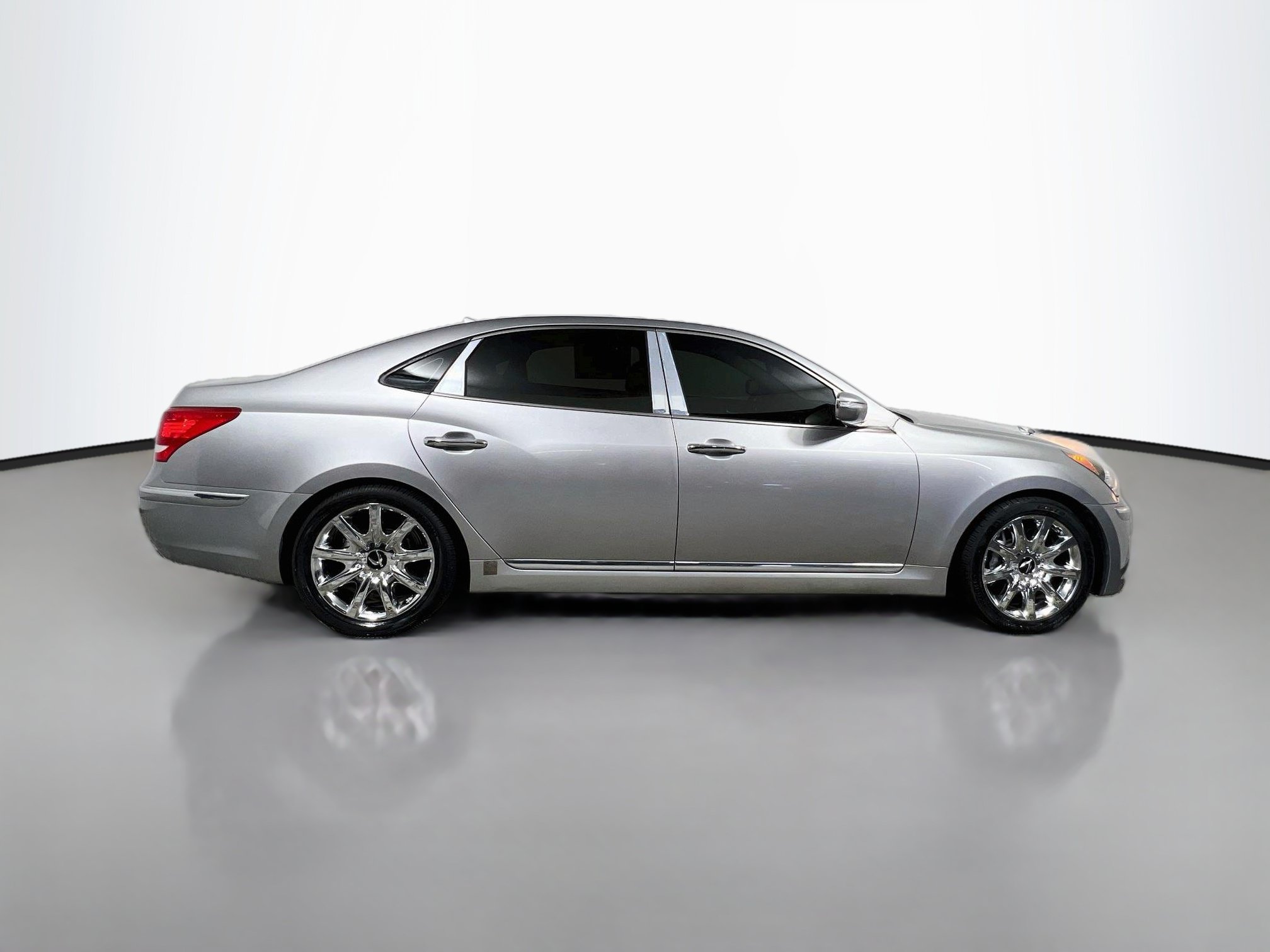Used 2013 Hyundai Equus Signature RWD image 3