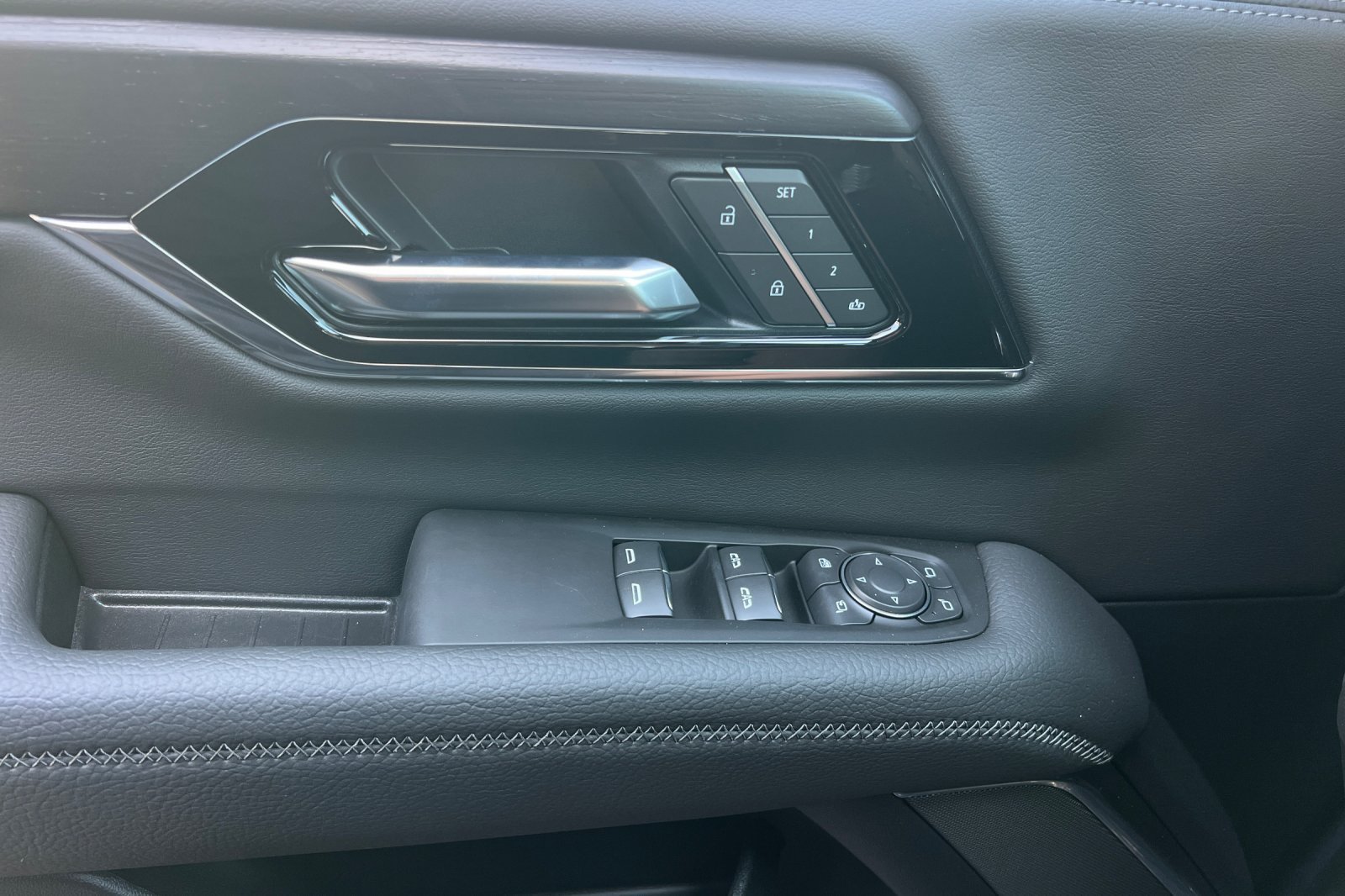 New 2026 GMC Yukon Denali w/ Denali Reserve Package AWD/4WD image 9