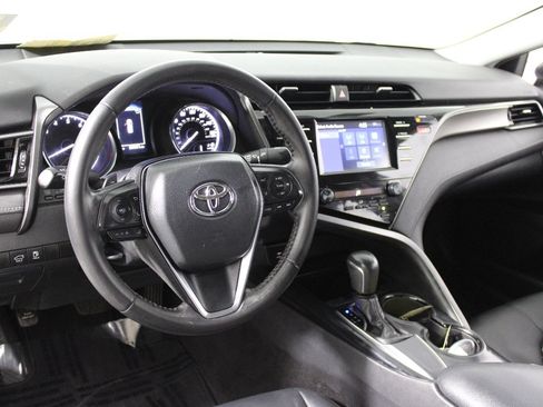 Used 2019 Toyota Camry SE FWD image 11