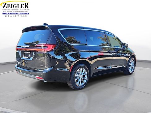 New 2026 Chrysler Pacifica Select image 5
