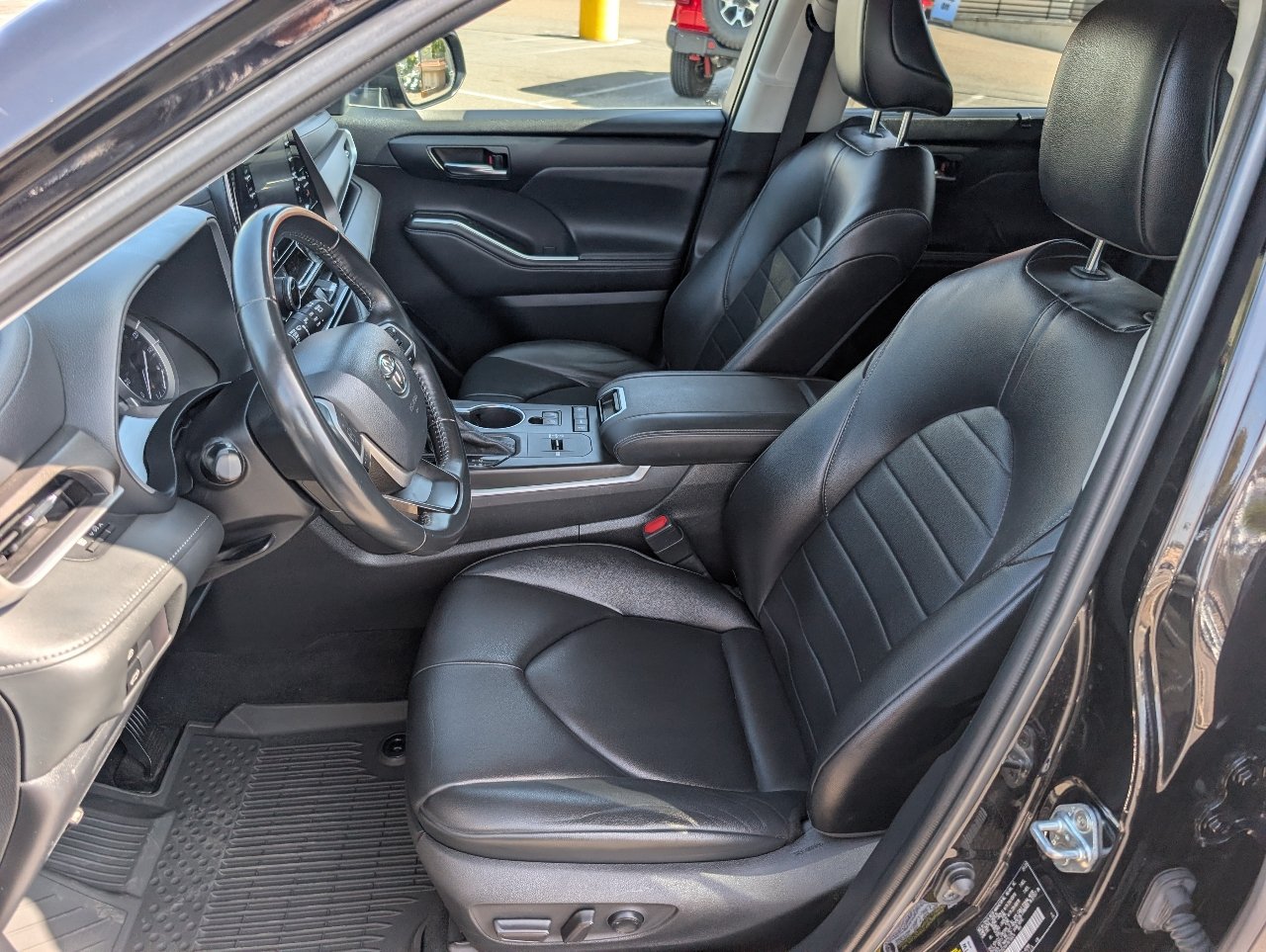 Used 2022 Toyota Highlander XLE FWD image 2