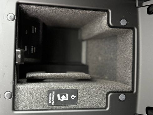 Certified 2025 Porsche Macan GTS image 25