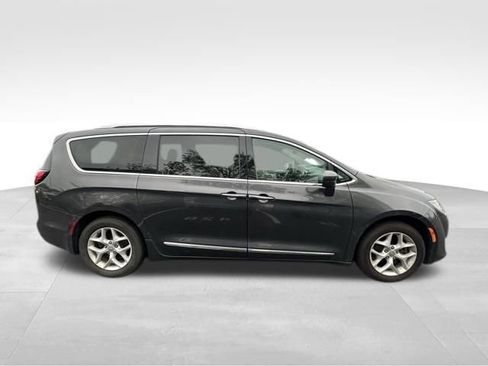 Used 2018 Chrysler Pacifica Touring-L w/ Tire & Wheel Group FWD image 8