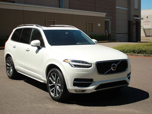 Used 2018 Volvo XC90 T6 Momentum w/ Convenience Package AWD/4WD image 3