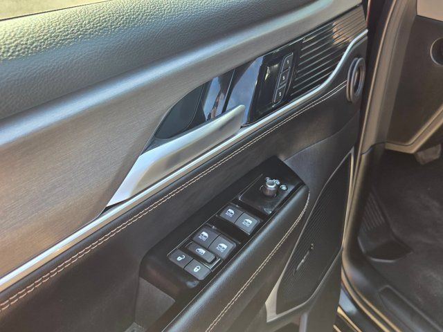 Used 2025 Jeep Wagoneer L Series II AWD/4WD image 14