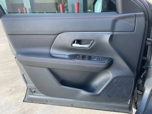 Certified 2025 Nissan Kicks SR FWD image 9