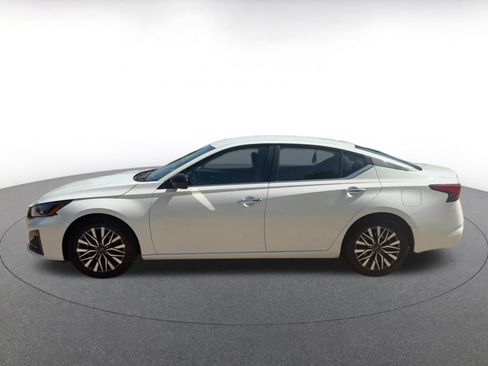 Used 2025 Nissan Altima 2.5 SV FWD image 9