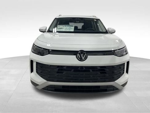 New 2025 Volkswagen Tiguan SE image 9