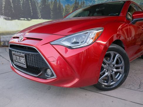 Used 2019 Toyota Yaris XLE image 8
