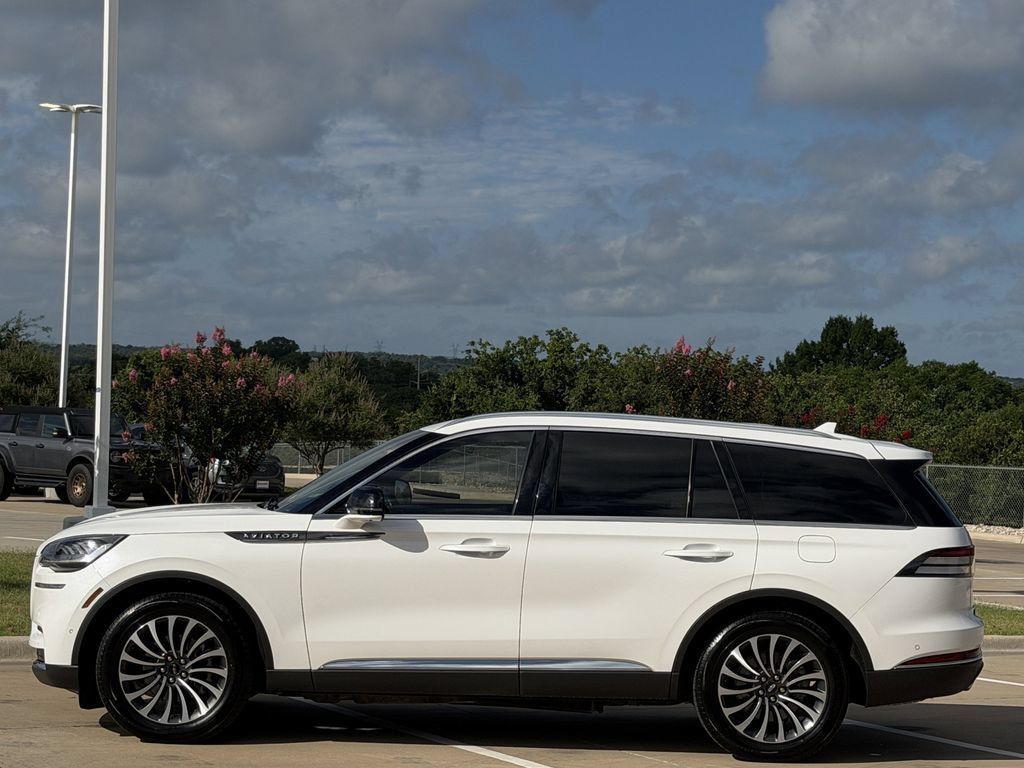 Used 2023 Lincoln Aviator Reserve w/ Equipment Group 201A RWD image 3