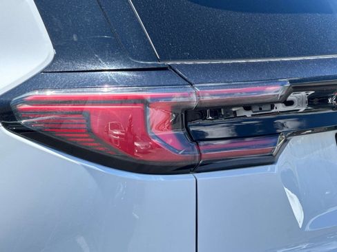 Used 2025 GMC Acadia Elevation FWD image 8