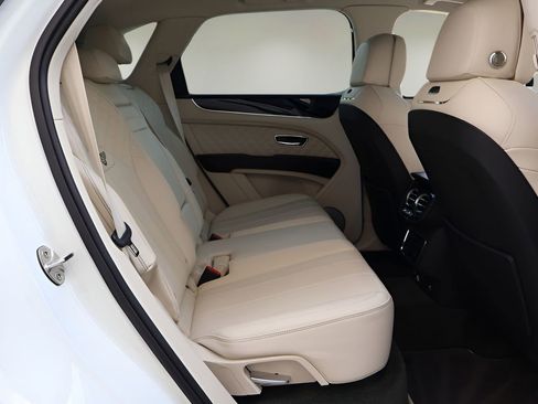 Used 2022 Bentley Bentayga image 21