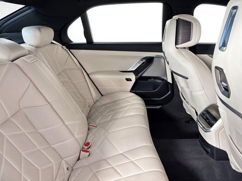 Used 2023 BMW 760i xDrive AWD/4WD image 29