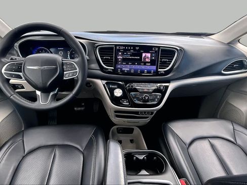 Used 2023 Chrysler Pacifica Touring-L FWD image 14