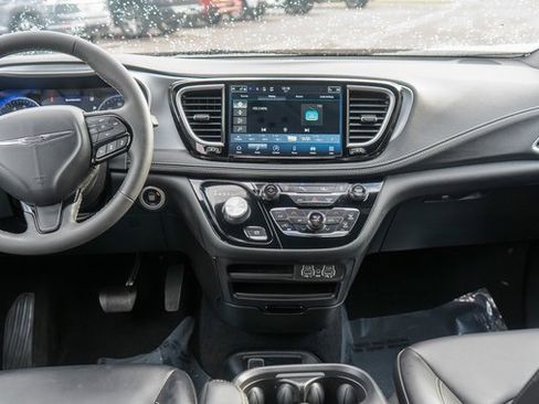 Used 2023 Chrysler Pacifica Touring-L w/ S Appearance Package image 17