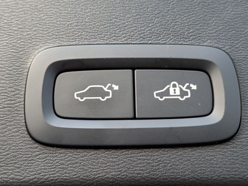 Used 2025 Volvo XC40 B5 Core image 27