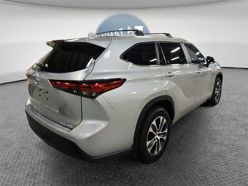 Used 2023 Toyota Highlander XLE image 3