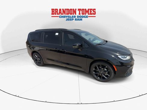 New 2026 Chrysler Pacifica Limited w/ Uconnect Theater Family Group FWD image 2