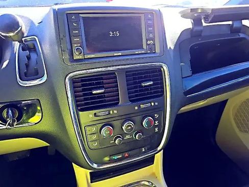 Used 2017 Dodge Grand Caravan SXT image 10