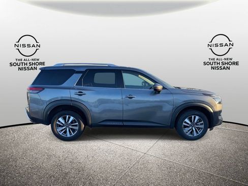 Used 2025 Nissan Pathfinder SL AWD/4WD image 5