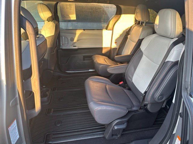 Used 2023 Toyota Sienna XSE FWD image 10
