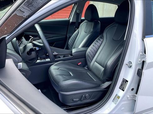 Used 2025 Hyundai Elantra Limited image 24