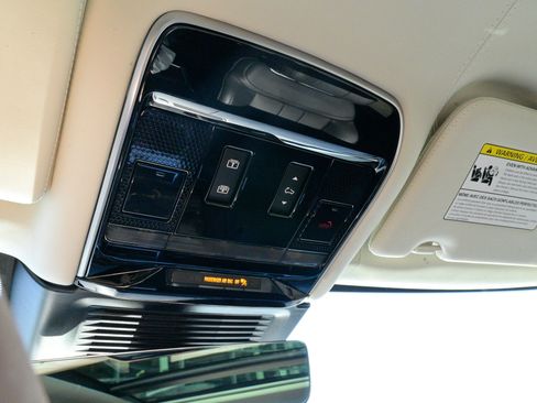 Used 2025 Land Rover Range Rover Long Wheelbase Autobiography image 31