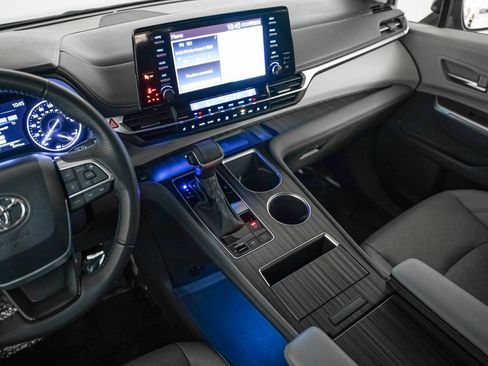 Used 2024 Toyota Sienna Limited image 14