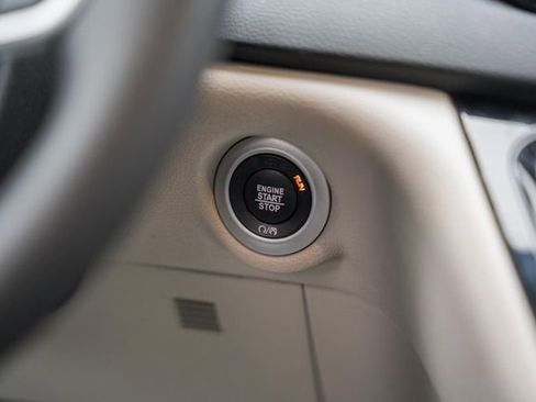 Used 2024 Chrysler Pacifica Touring-L image 28