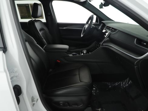 Used 2025 Jeep Grand Cherokee Limited w/ Trailer Tow Package image 9