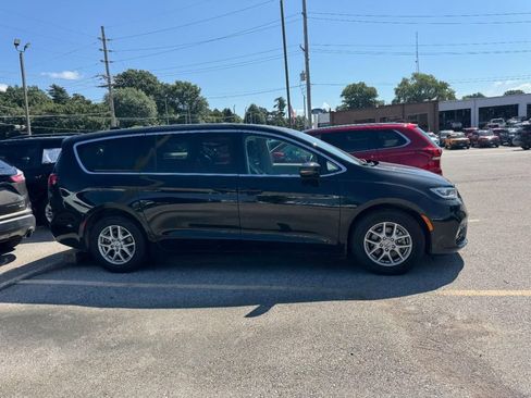 Used 2024 Chrysler Pacifica Touring-L FWD image 9