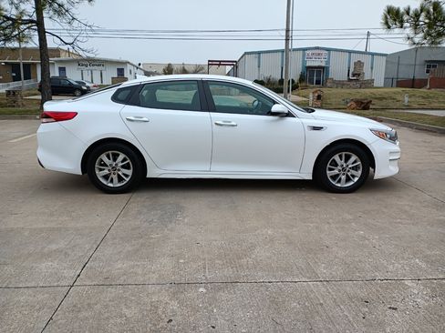 Used 2018 Kia Optima LX image 2