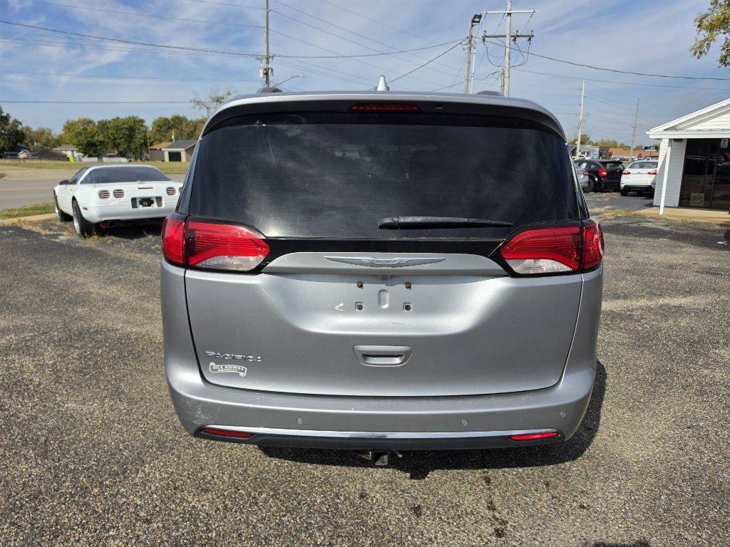 Used 2017 Chrysler Pacifica Touring-L Plus w/ Tire & Wheel Group FWD image 6