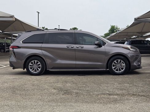 Used 2022 Toyota Sienna XLE FWD image 3
