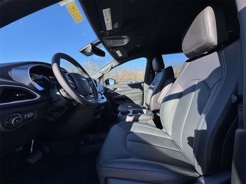 New 2026 Chrysler Pacifica Select image 13