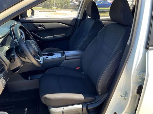 Used 2024 Nissan Rogue S image 8