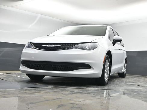 Used 2023 Chrysler Voyager LX image 25