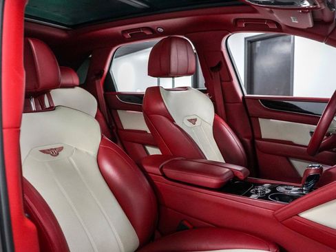 Used 2021 Bentley Bentayga AWD/4WD image 29