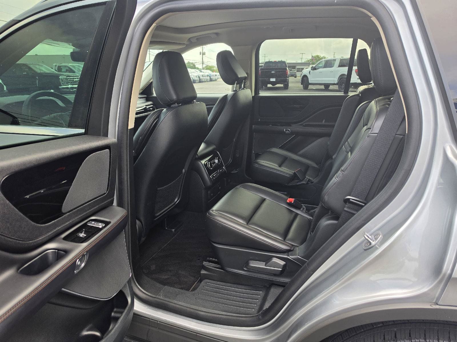 Used 2023 Lincoln Aviator AWD w/ Premium Package image 11