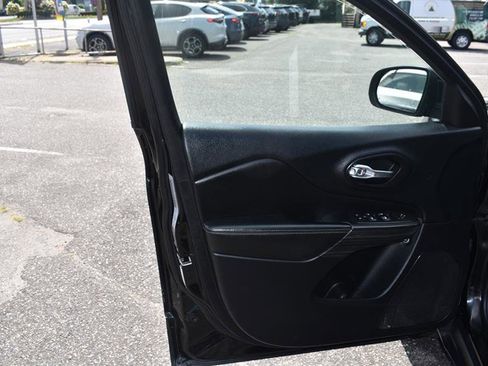 Used 2017 Jeep Cherokee Limited image 22