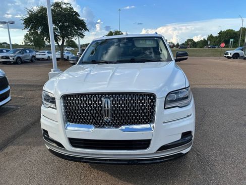 Used 2024 Lincoln Navigator Reserve AWD/4WD image 2