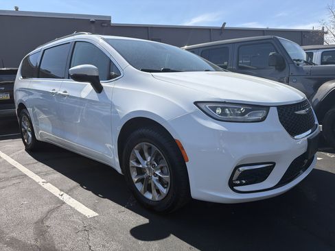 Used 2023 Chrysler Pacifica Touring-L AWD/4WD image 1