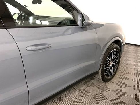 Used 2025 Porsche Cayenne AWD/4WD image 7